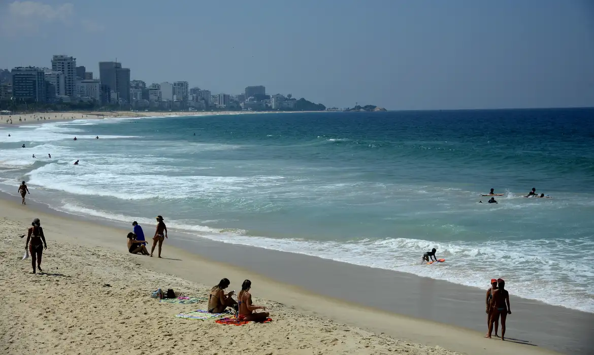 PEC que pode privatizar praias volta hoje para debate no Senado