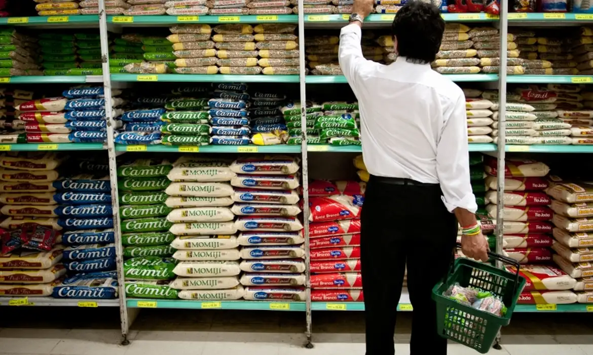 Cesta básica fica mais cara em 11 capitais do Brasil, aponta Dieese