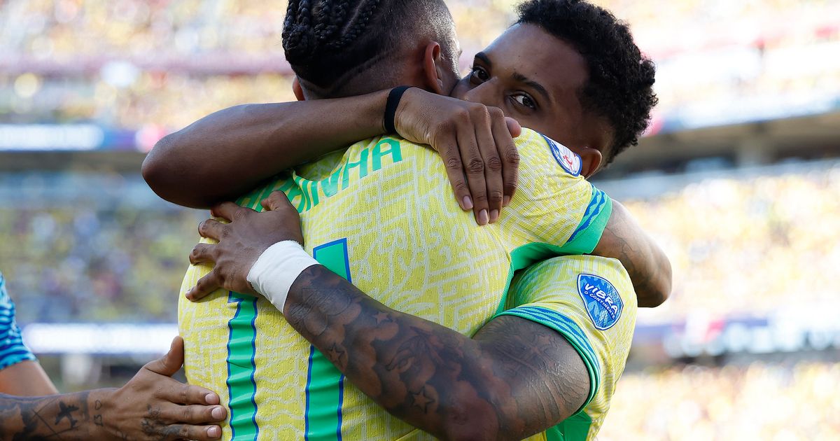 Raphinha e Rodrygo comemoram gol contra a Colômbia.