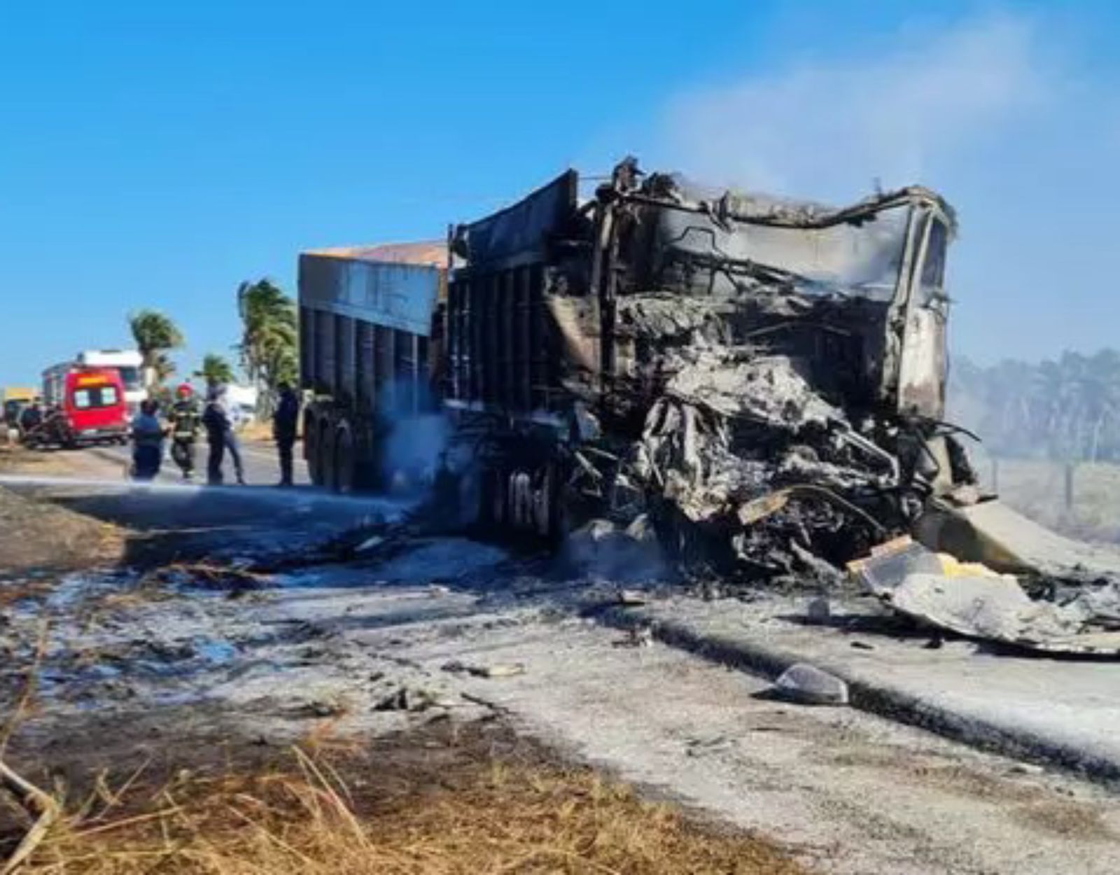 Um dos caminhões envolvidos no acidente acabou pegando fogo - 