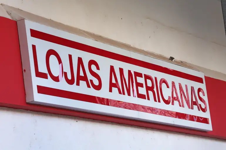 Americanas é uma holding brasileira que atua principalmente no segmento de varejo.