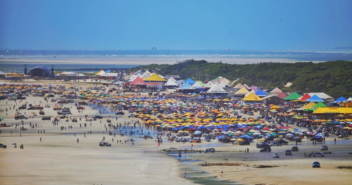 Praia de Salinas, em época de férias