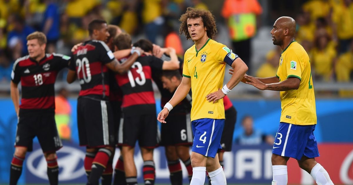 David Luiz e Maicon lamentam enquanto o time alemão comemora durante o 7 a 1 - 