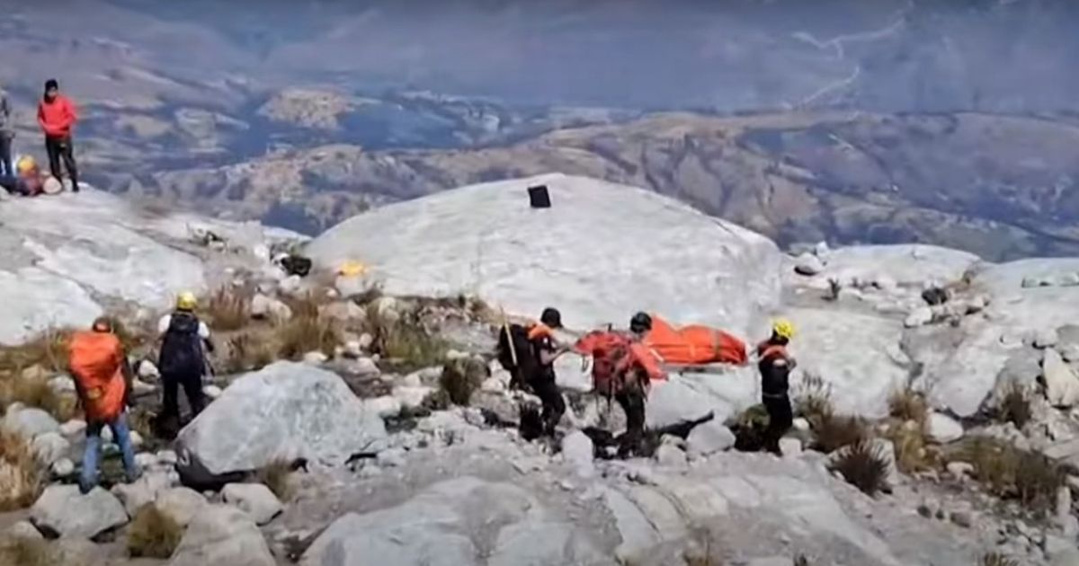 Os socorristas no monte Huascarán, levando o corpo do americano William Stampfl.
