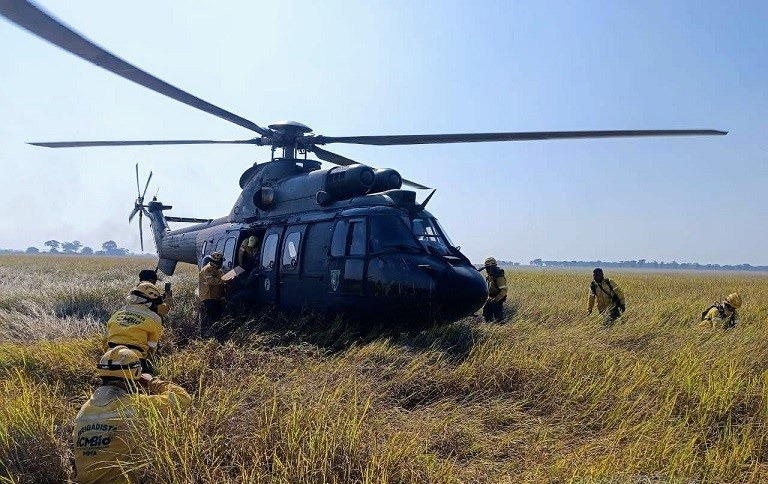 Brigada foi transportada pelo helicóptero do Exército Brasileiro.