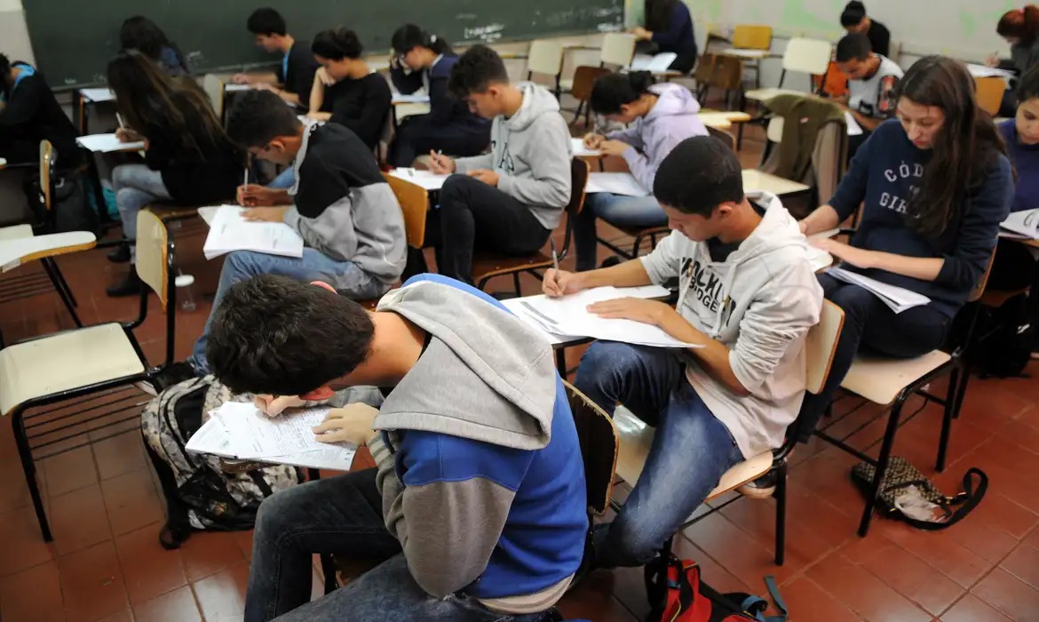 Estudantes do Ensino Médio em prova.