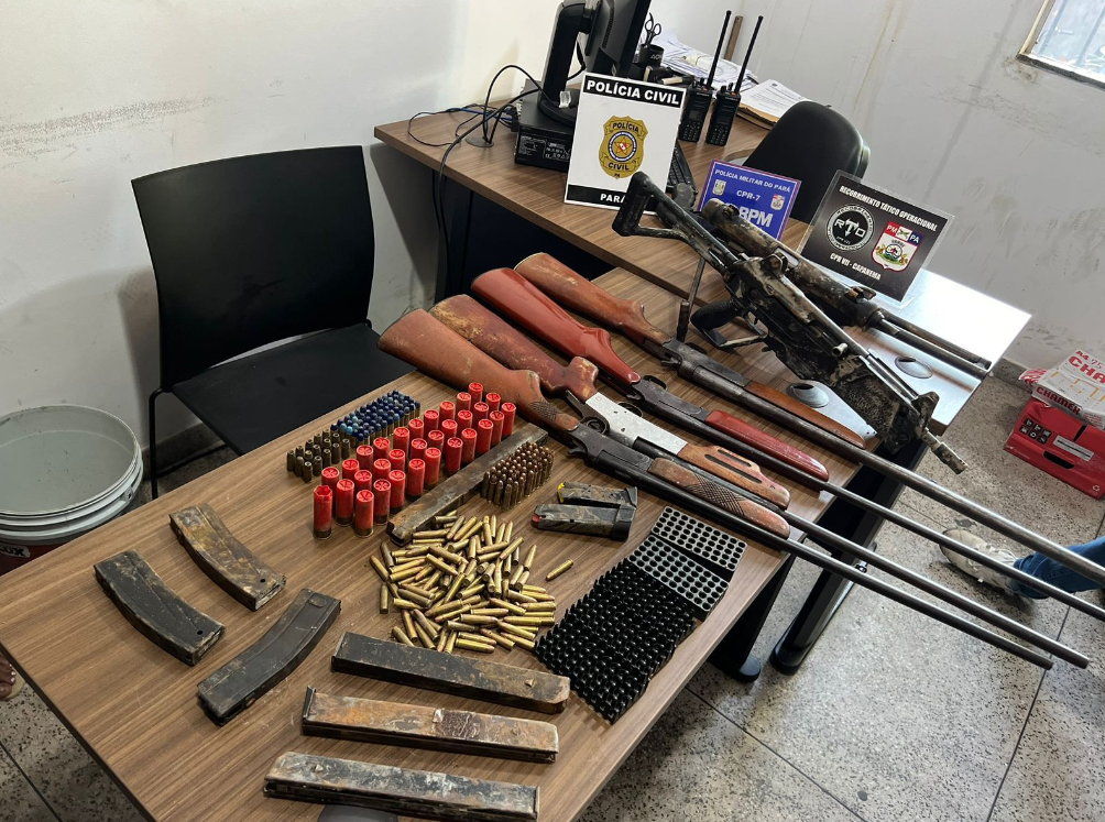 Armamento apreendido com um dos suspeitos. -