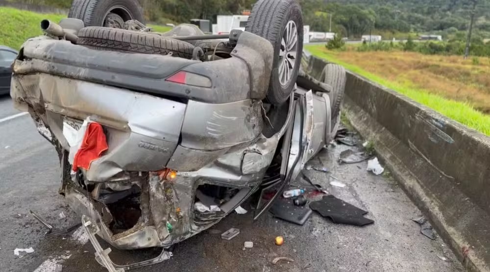Carro do ex-jogador Dunga capotou - 