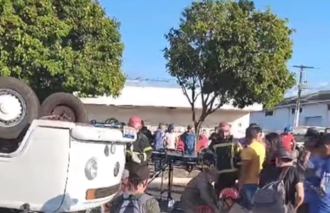 Kombi capota na BR-316, em Santa Izabel. 