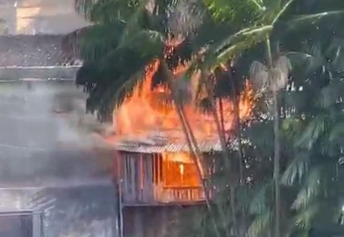 O incêndio começou na margem do canal e atingiu a casa de madeira - 