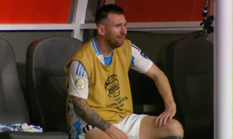 Messi cai no choro no banco de reservas da Argentina - 