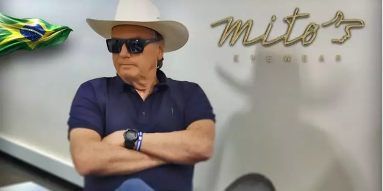 O ex-presidente Jair Bolsonaro posando com a nova linha de óculos 'Mito Eyewear' - 