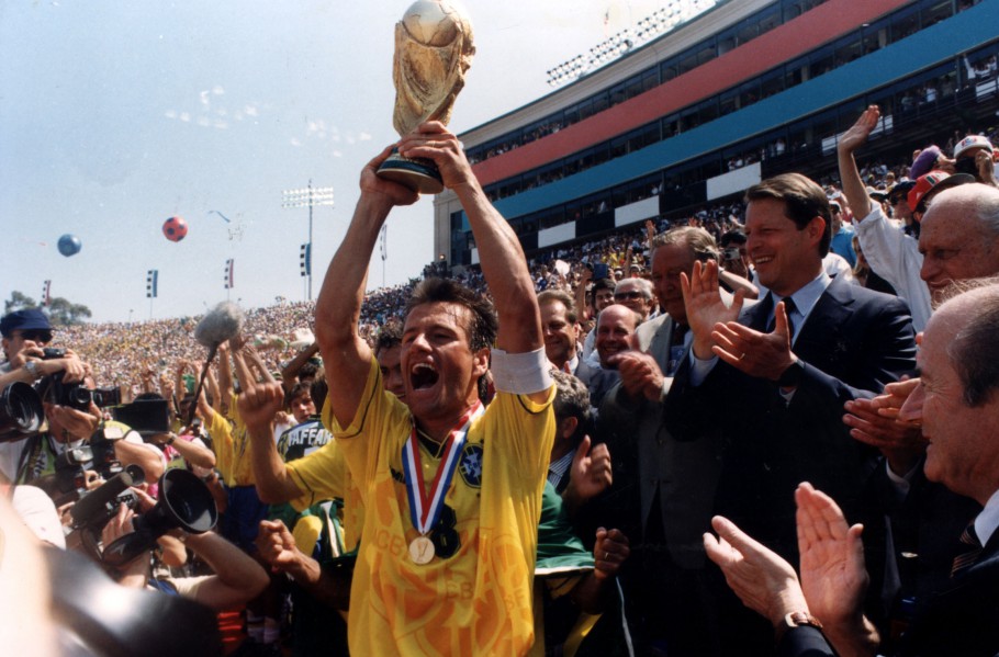 Capitão Dunga com a taça de Campeão Mundial - 