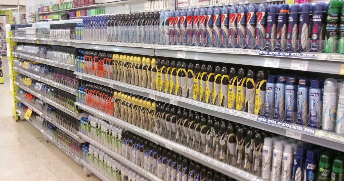 Desodorantes na prateleira do mercado.