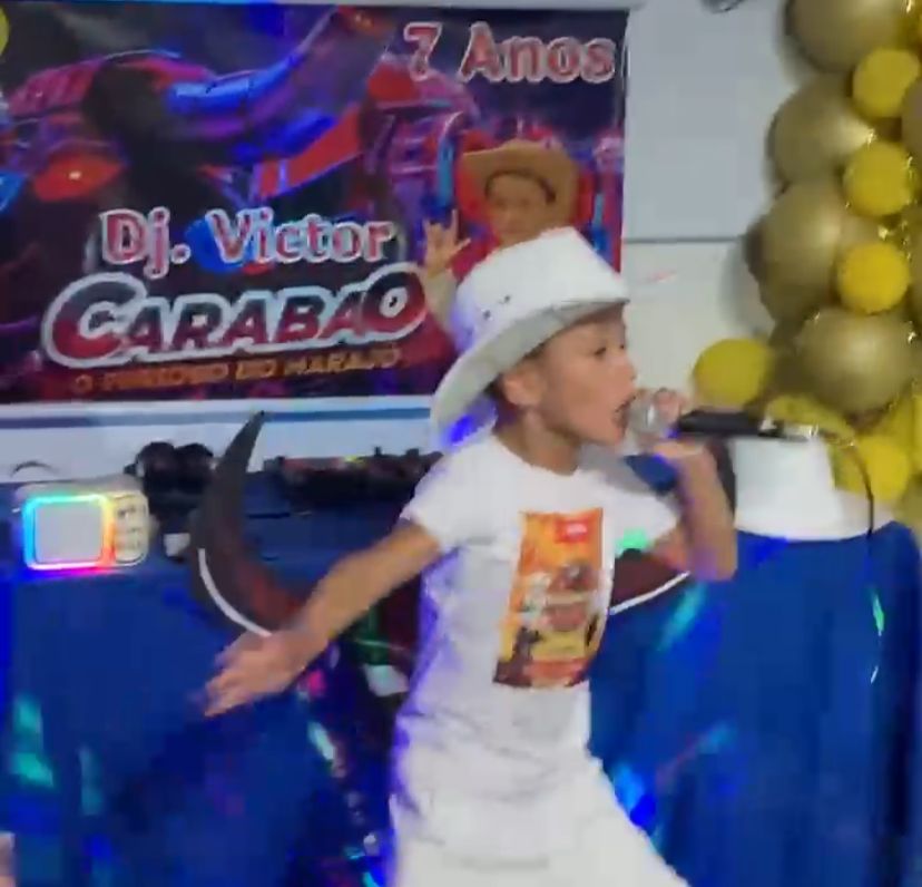 "Dj Victor" animando o público em sua festa de aniversário.