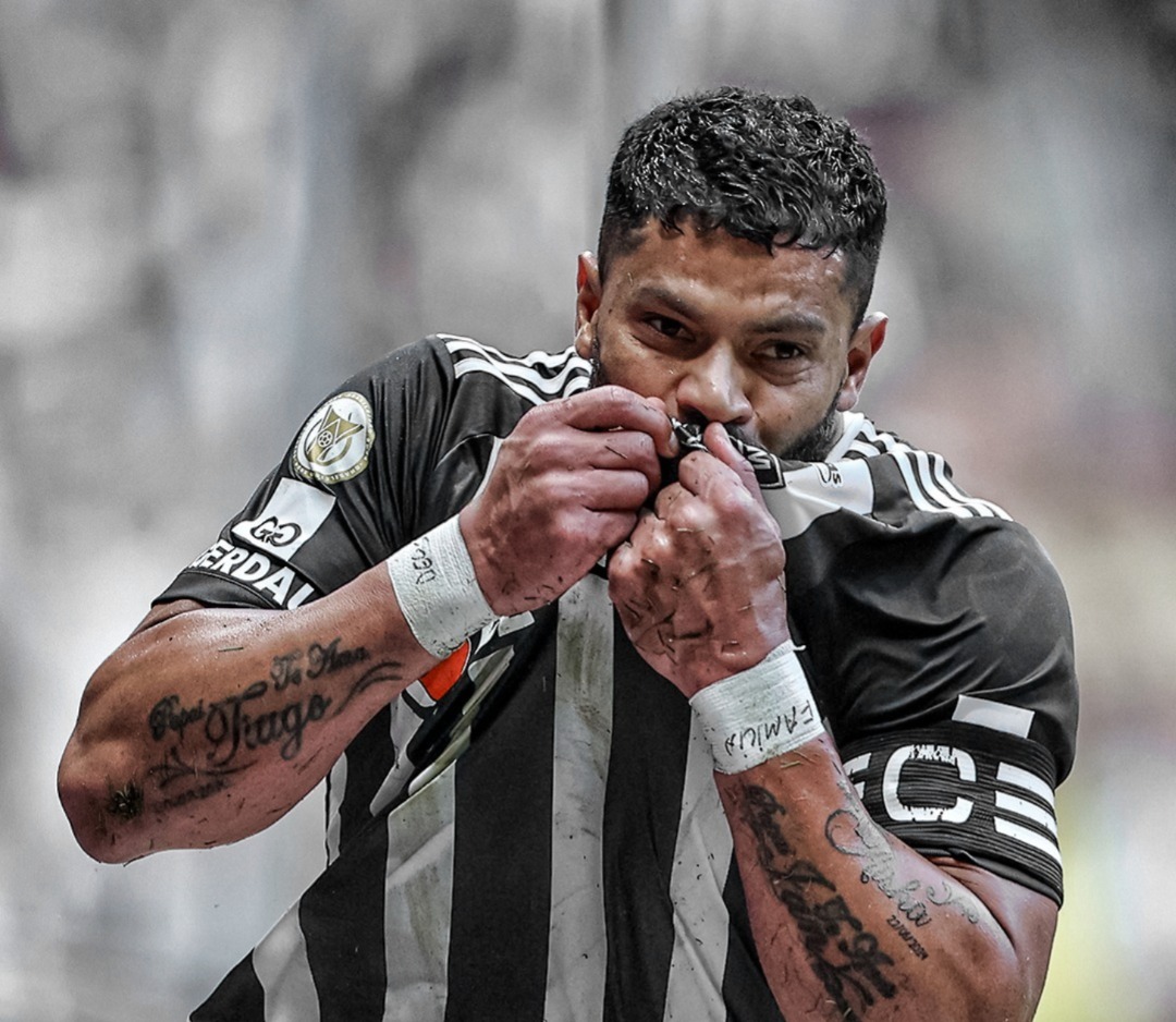 Hulk comemora gol.