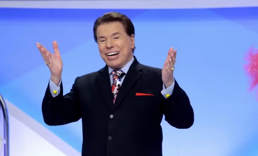 Silvio Santos está atualmente com 93 anos.