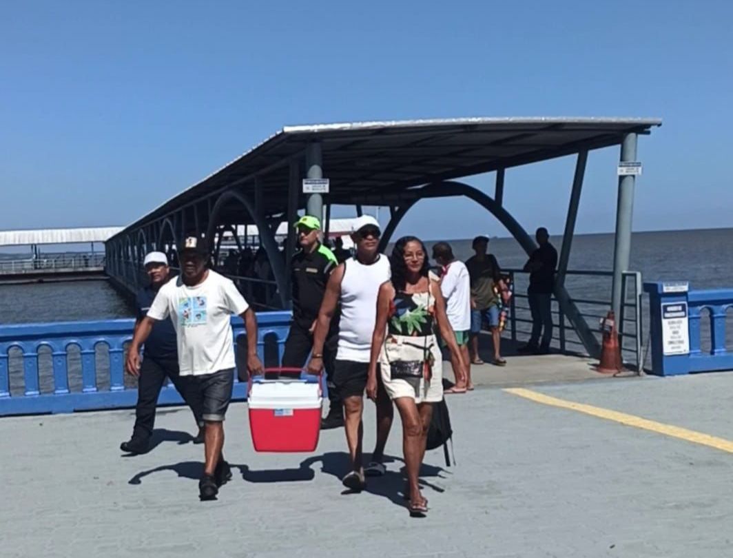 Verenistas chegando de Belém, neste domingo, 21, pela linha fluvial municipal Belém-Mosqueiro.
