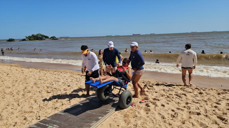 Banho Acessível leva alegria e diversão às pessoas com deficiência em Mosqueiro, Distrito de Belém - 