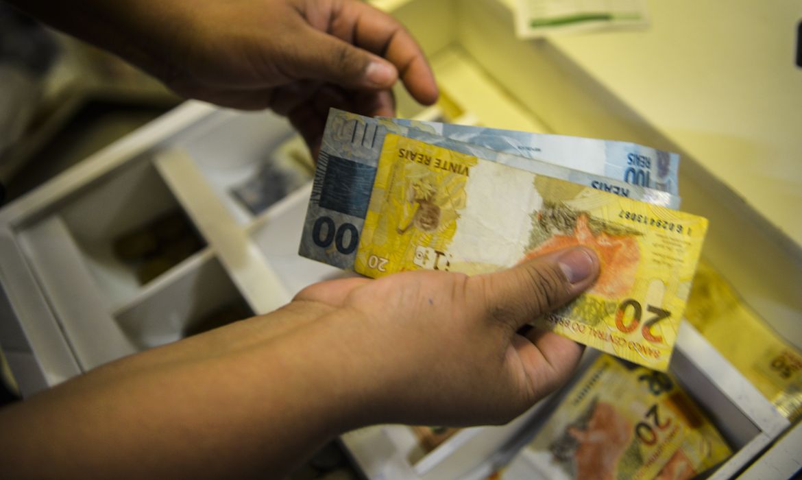 Beneficiários do Bolsa Família, com NIS de final 3, recebem hoje, 22, o valor de R$ 682,56 pagos pela Caixa - 