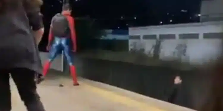 Homem Aranha trava briga histórica contra Batman na estação de metrô de Belo Horizonte - 