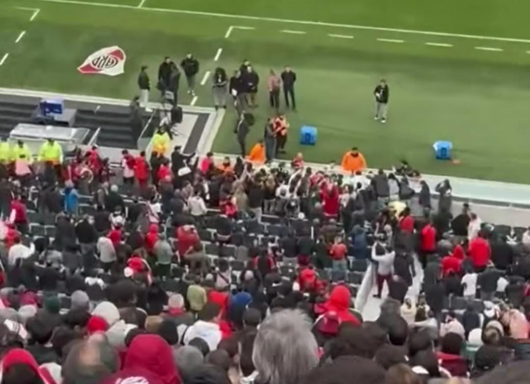 Torcida do River Plate repetiu cantos racistas entoados por Enzo Fernández. 