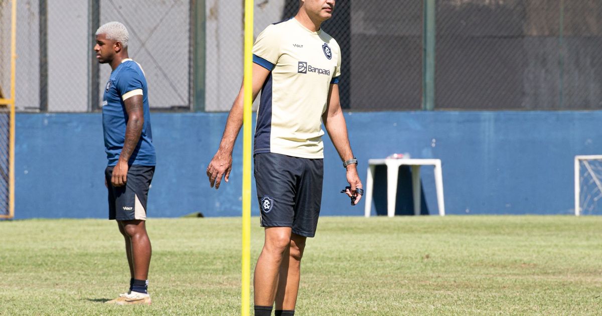 Rodrigo Santana lamentou mais um gol sofrido pela defesa azulina - 