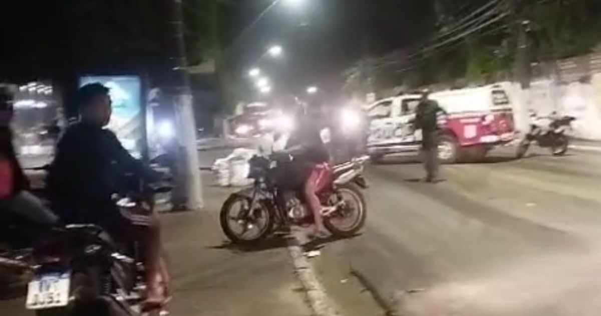 Assalto com refém fecha trânsito naRodovia  Arthur Bernardes, no bairro da Pratinha, em Belém -