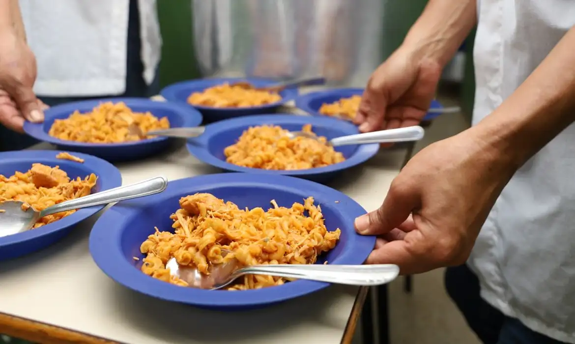 O número de brasileiros em condição de fome severa caiu de 17,2 milhões para 2,5 milhões em 2023 na comparação com 2022 - 