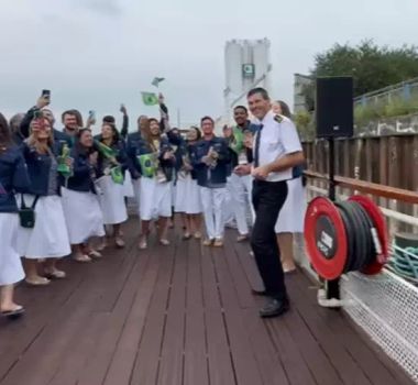 Imagem - Brasileiros colocam capitão do barco para dançar em cerimônia de abertura das Olimpíadas; assista