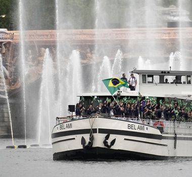 Imagem - Web reage a entrada da delegação brasileira na abertura das Olimpíadas e deseja sorte ao Time Brasil: 'Arrasaram'; assista