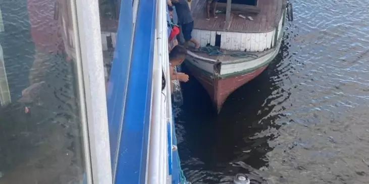 Após a colisão, um dos tripulantes fez imagens de botijões que caíram no rio -