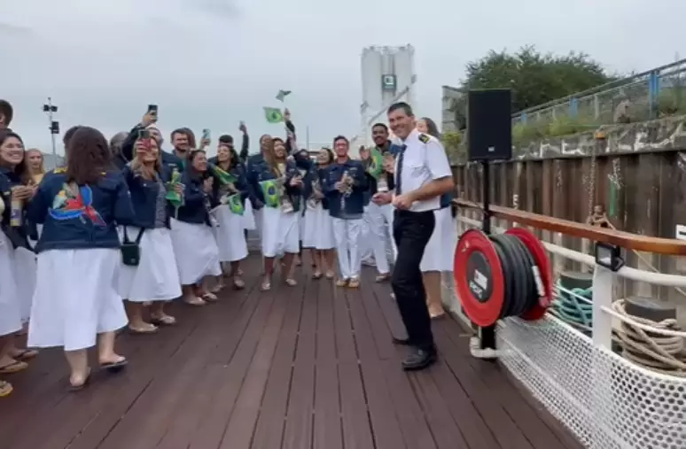 Capitão gostou da alegria brasileira e dançou junto da delegação.