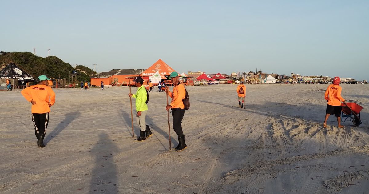 As praias amanheceram limpas em salinas, neste sábado, 27, após decisão da Justiça