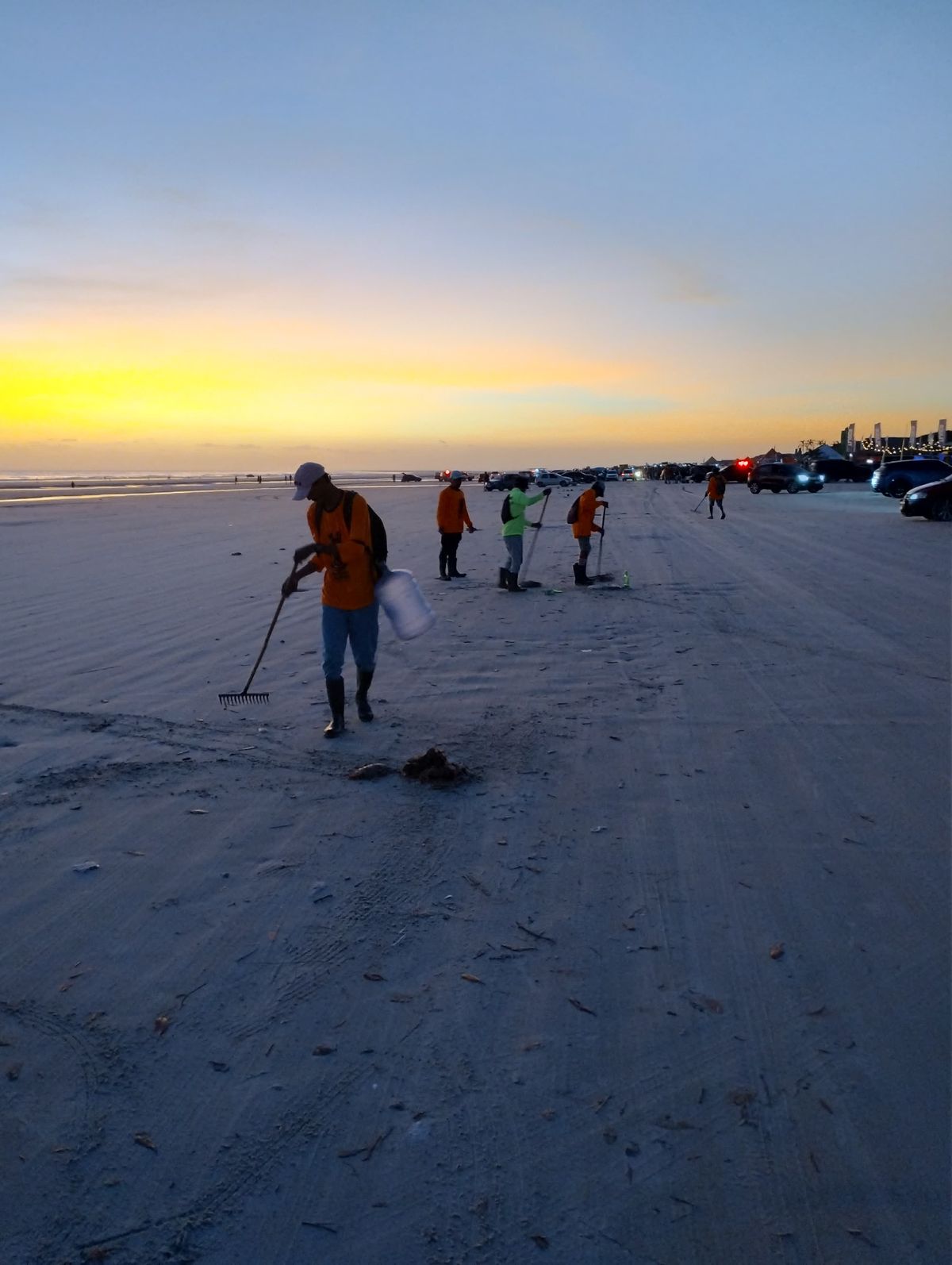 Praia do Atalaia amanhece limpa neste sábado, 27.