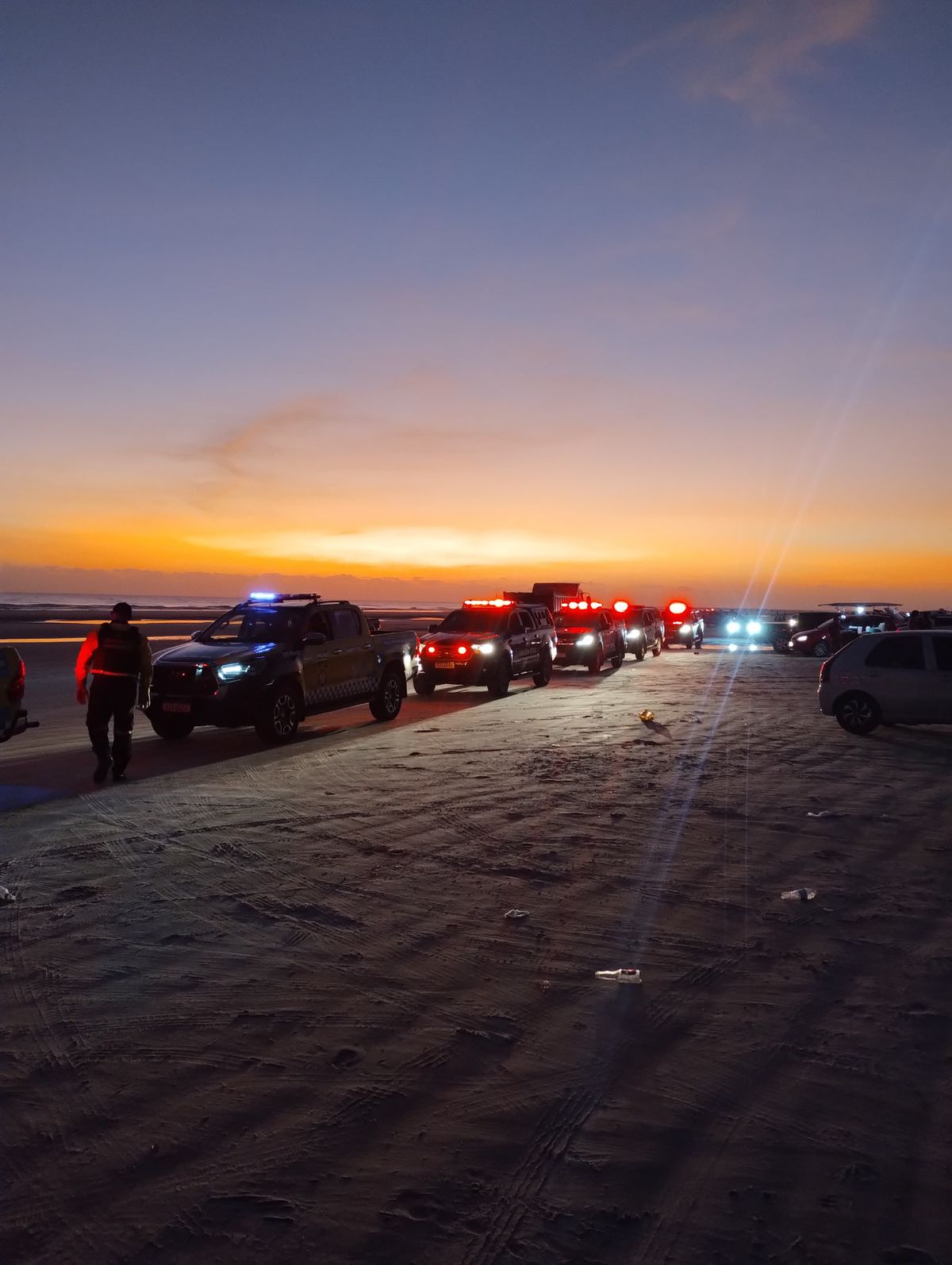 Praia do Atalaia amanhece limpa neste sábado, 27.