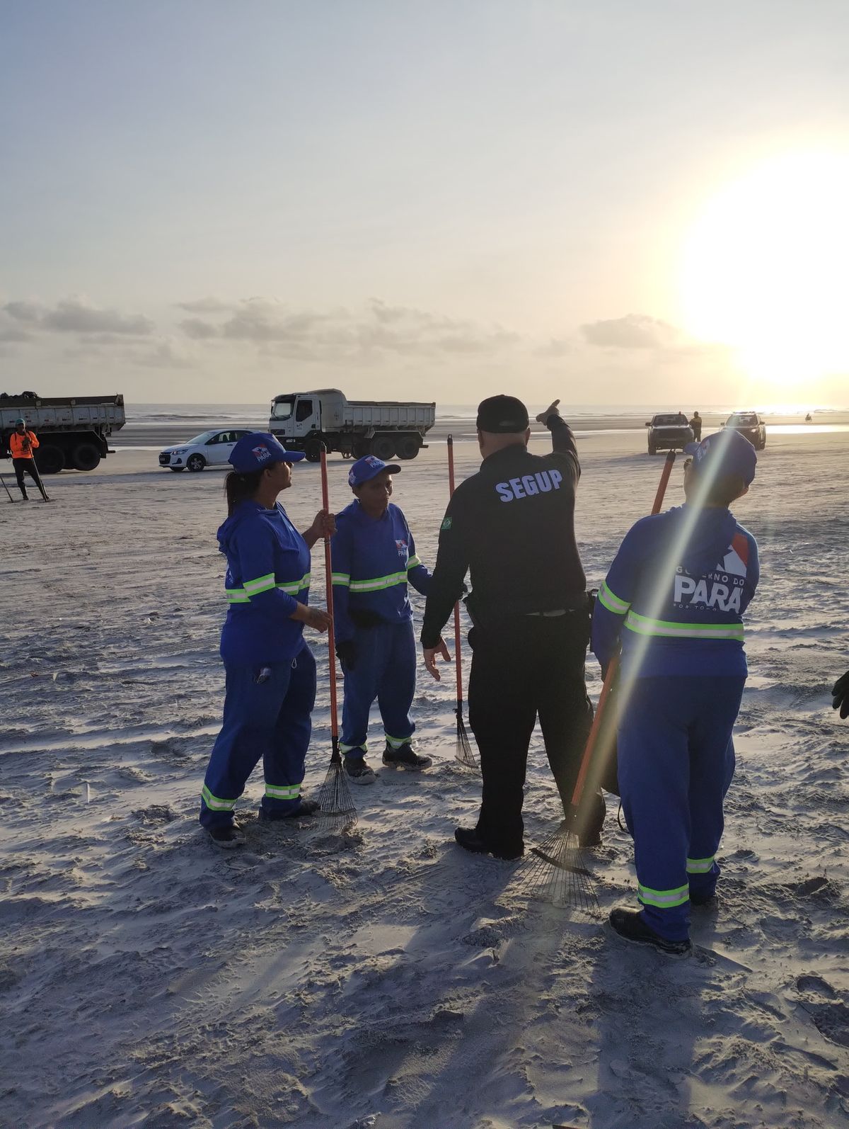 Praia do Atalaia amanhece limpa neste sábado, 27.
