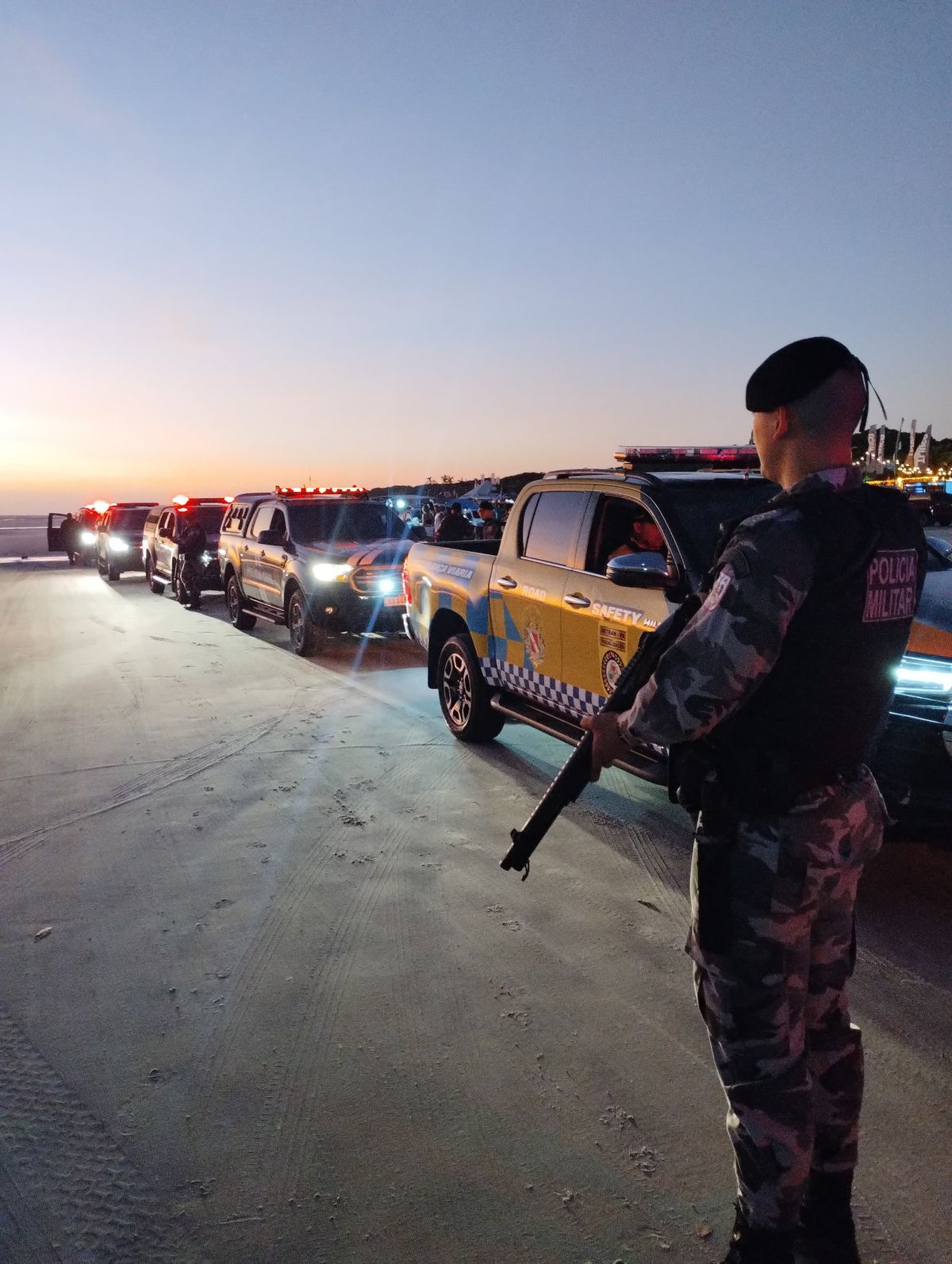 Praia do Atalaia amanhece limpa neste sábado, 27.