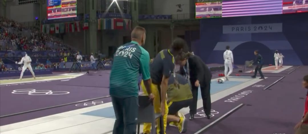 Técnico da esgrimista brasileira viralizou em atitude inusitada. 