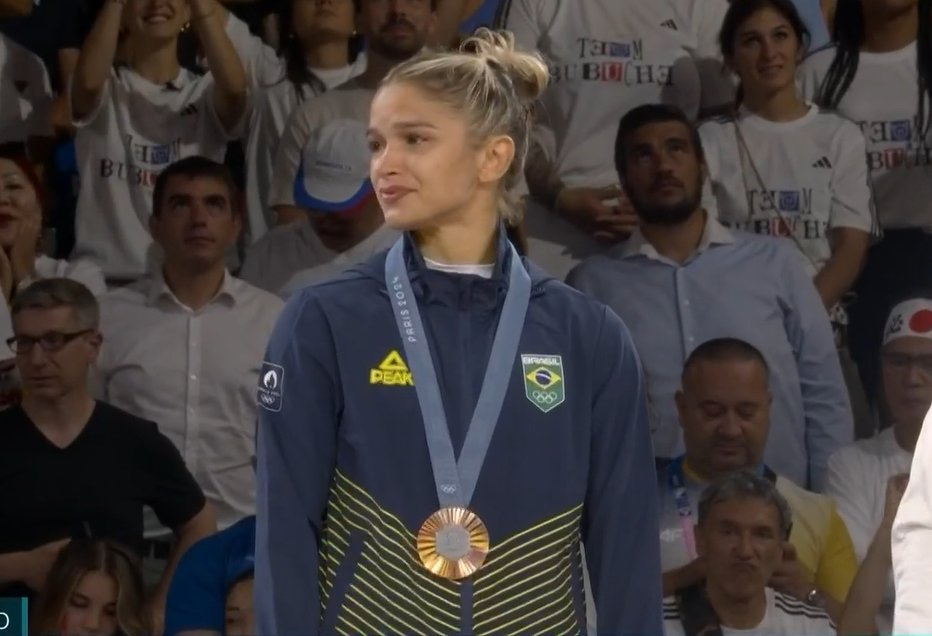 Larissa Pimenta com a medalha de bronze - 