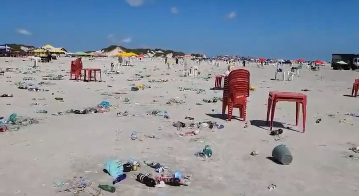 Praia do Atalaia repleta de lixo.