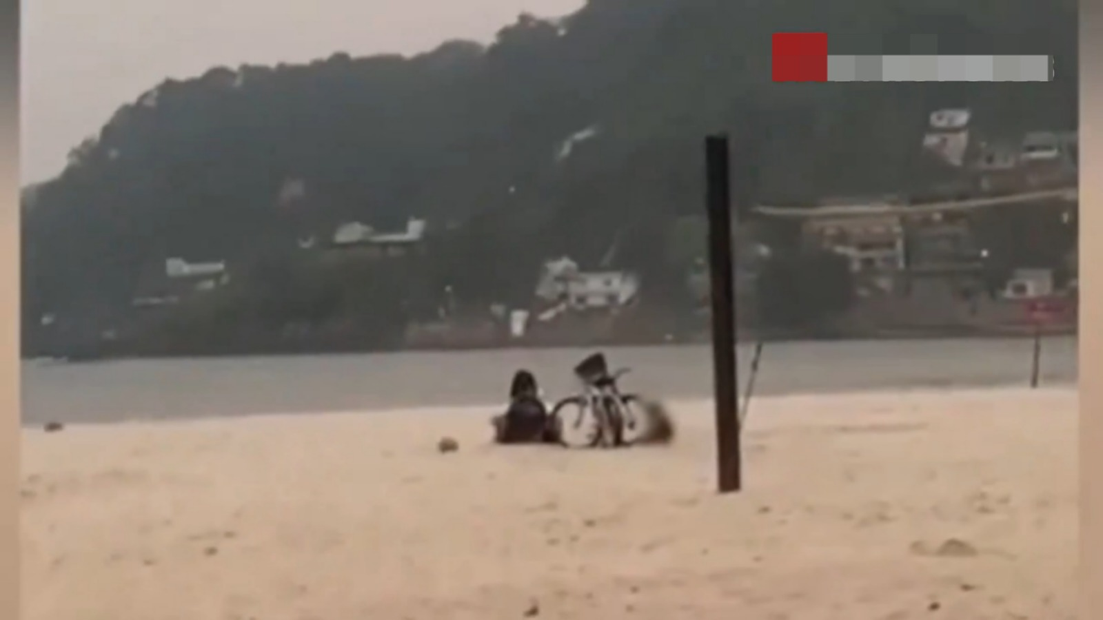 Momento em que o casal pratica o ato ilícito na praia de Gonzaguinha, em São Paulo.