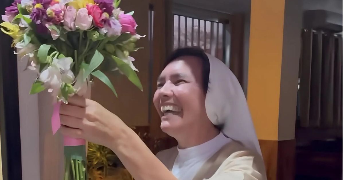A freira também não conteve a risada ao pegar o buquê. 