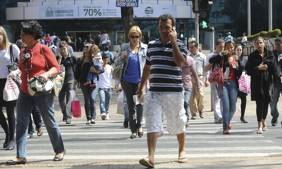 A queda da taxa em julho foi puxada tanto pela redução da população desocupada, quanto pelo aumento da população ocupada.
