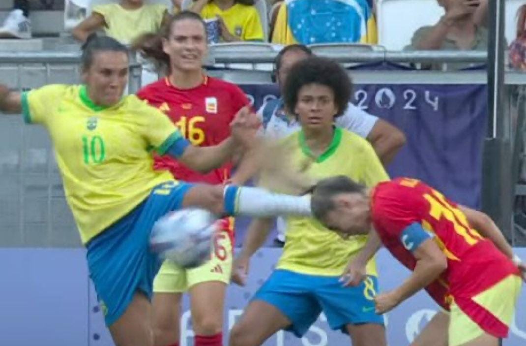 Rainha Marta foi expulsa ao acertar adversária. 