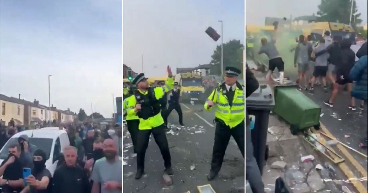 Um carro de polícia foi incendiado depois de uma multidão ter se concentrado na área de Murray Street, em Hartlepool. 