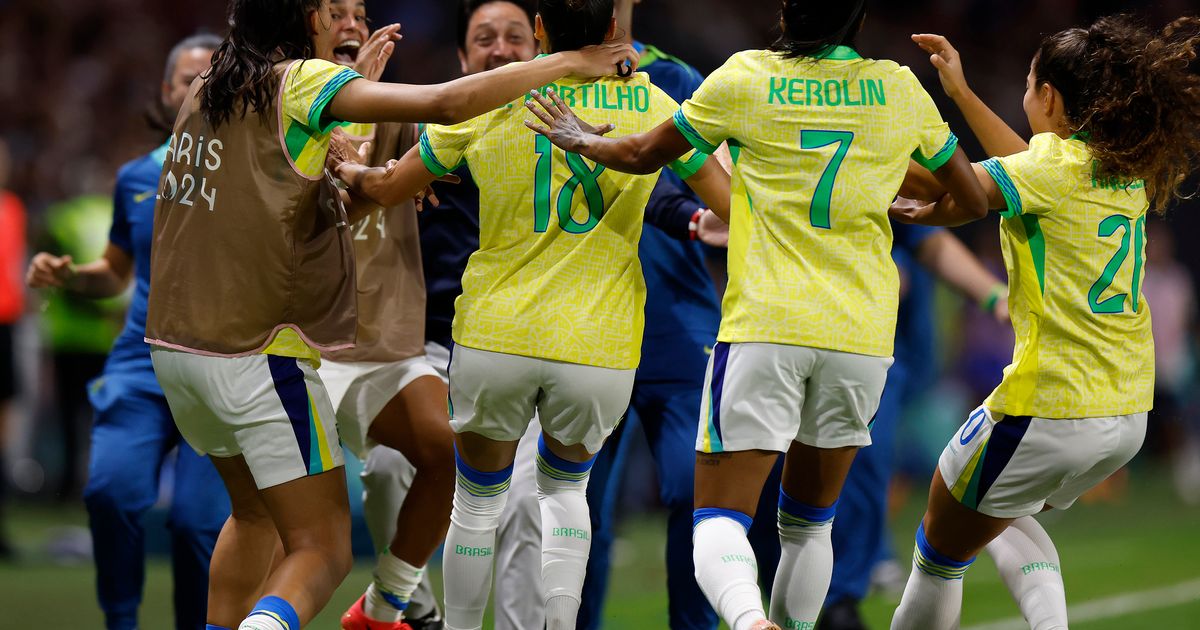 Seleção Brasileira comemora gol contra a França.