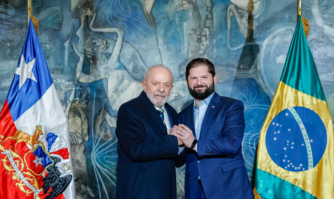 Lula e Gabriel Boric em encontro no Chile. 