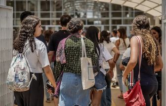 Sete a cada dez estudantes usam IA na rotina de estudos