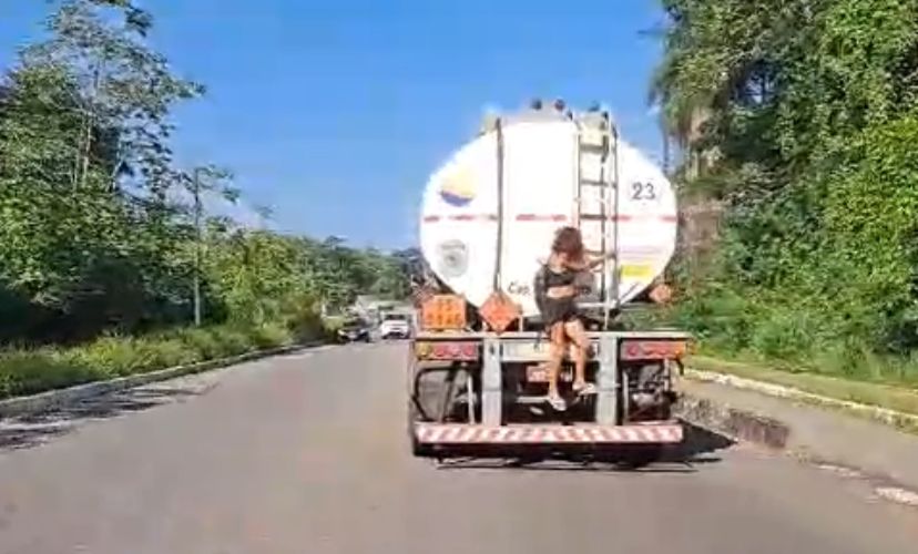 Mulher na traseira de caminhão-tanque na Av. Arthur Bernardes